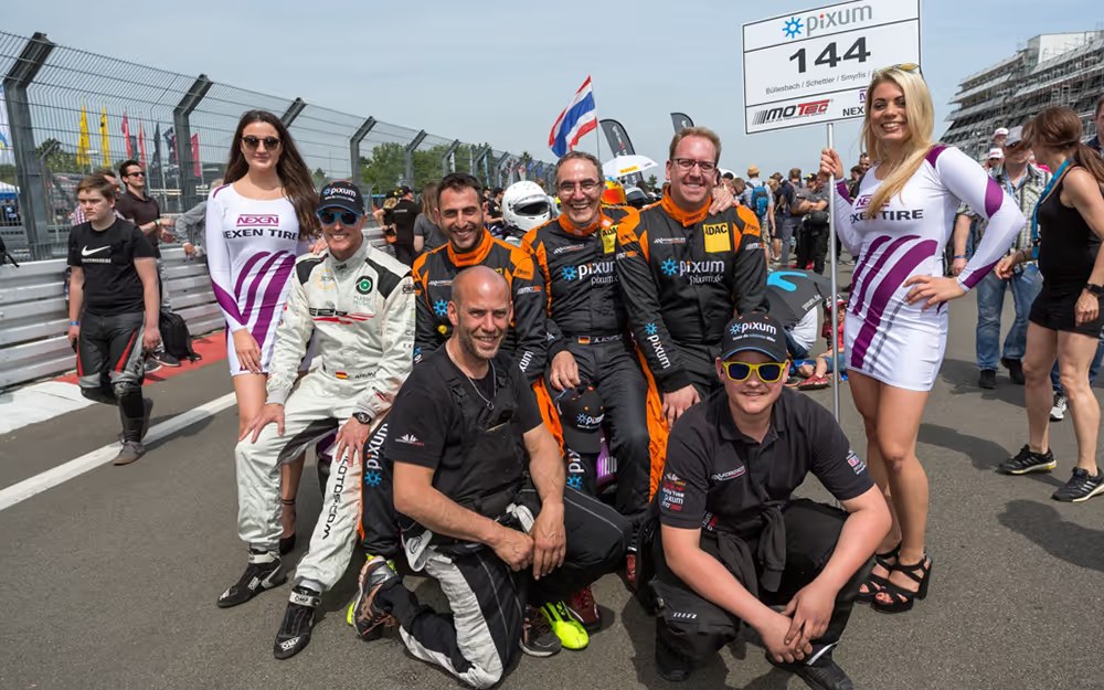 Team an der Boxenmauer beim 24h-Rennen Nürburgring 2018