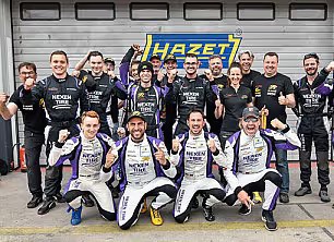Team feiert den SP4T-Klassensieg beim 24h-Rennen Nürburgring 2023 mit dem HAZET-Pokal