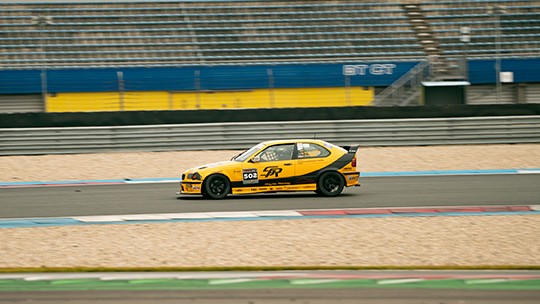 SR BMW 318ti Cup im Renneinsatz auf der Rennstrecke in Assen