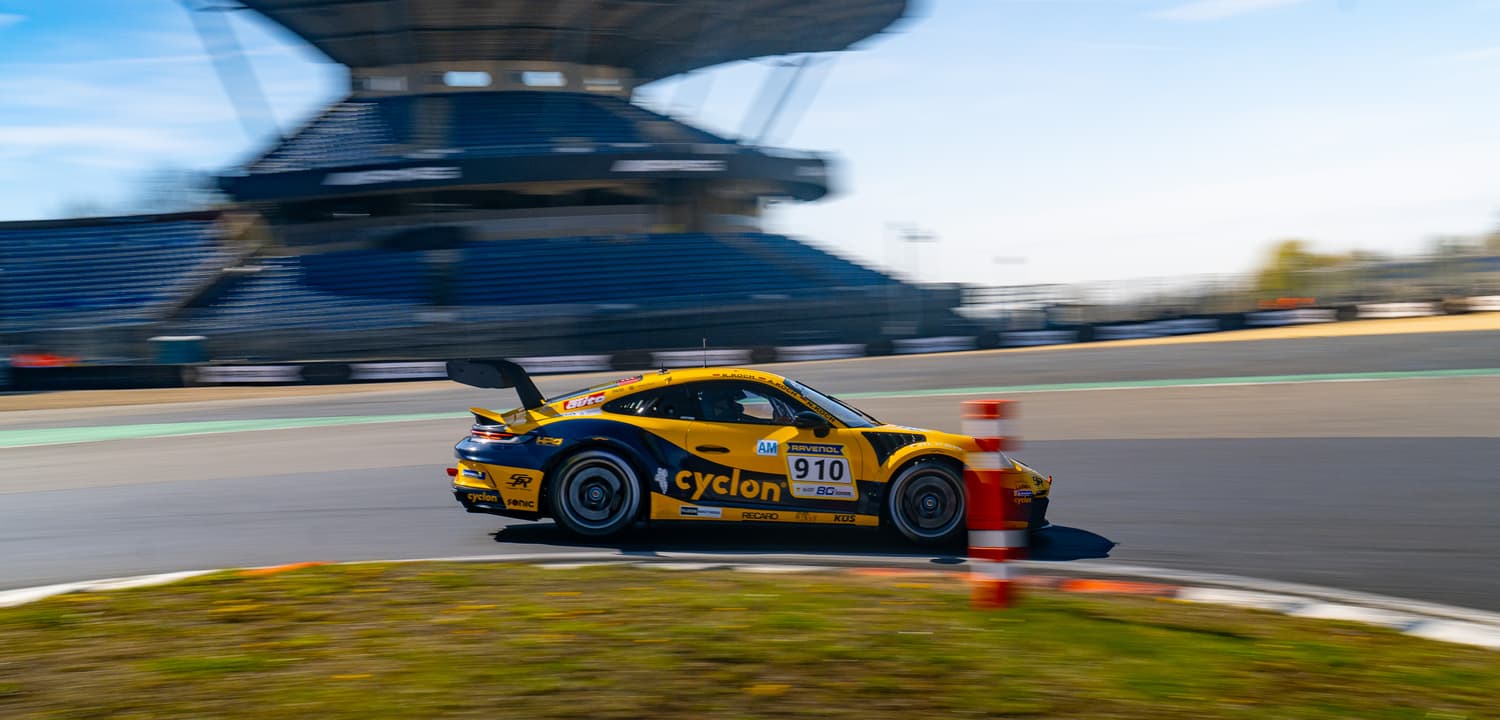 Smyrlis-Racing-Rennwagen in Aktion auf der Strecke