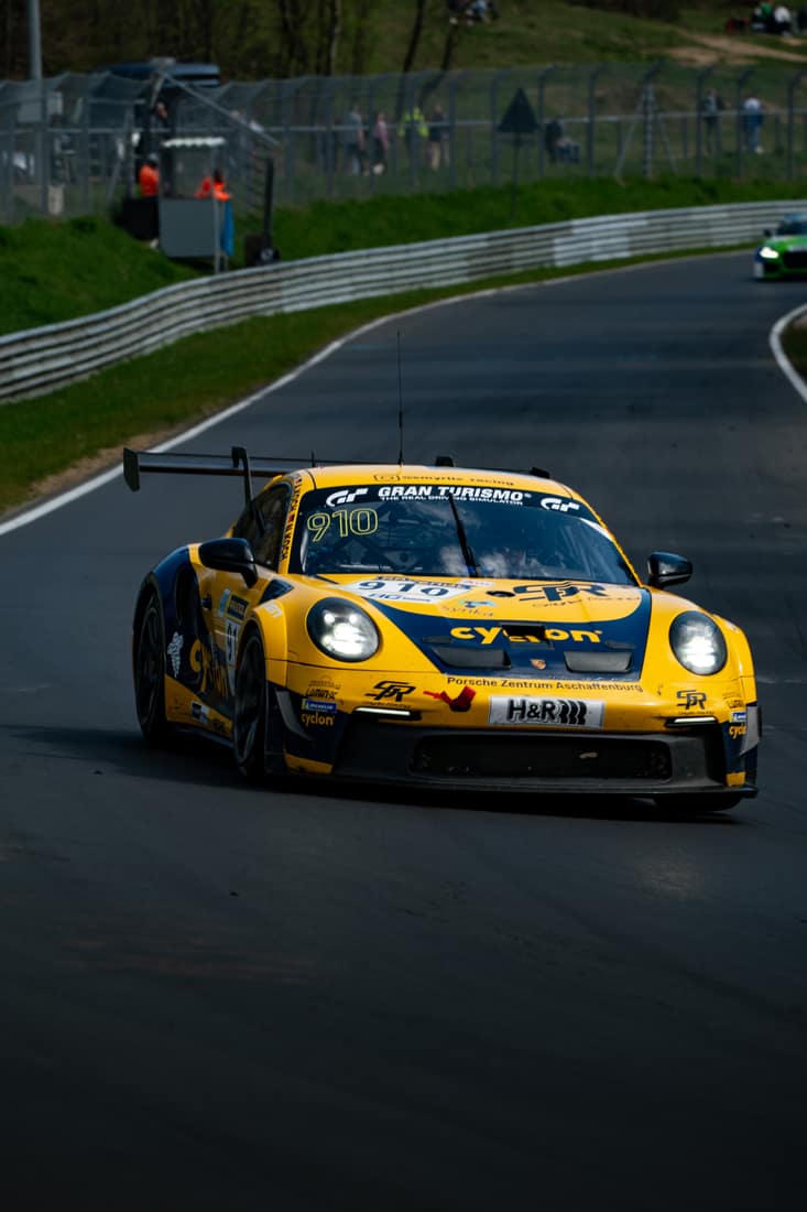 Gelber Porsche von Smyrlis Racing in der Kurve