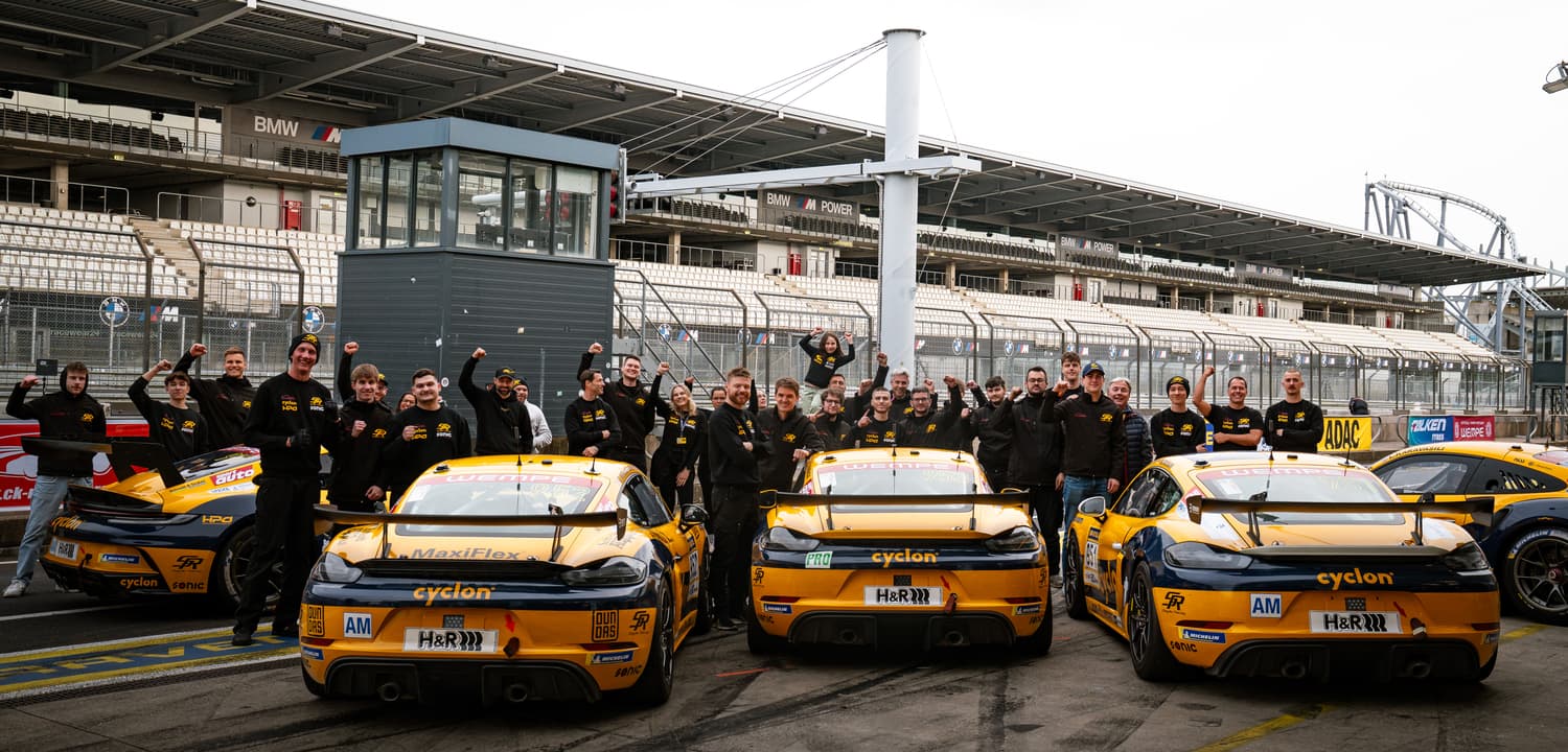 Aufgereihte Cyclon-Rennfahrzeuge von Smyrlis Racing in der Box