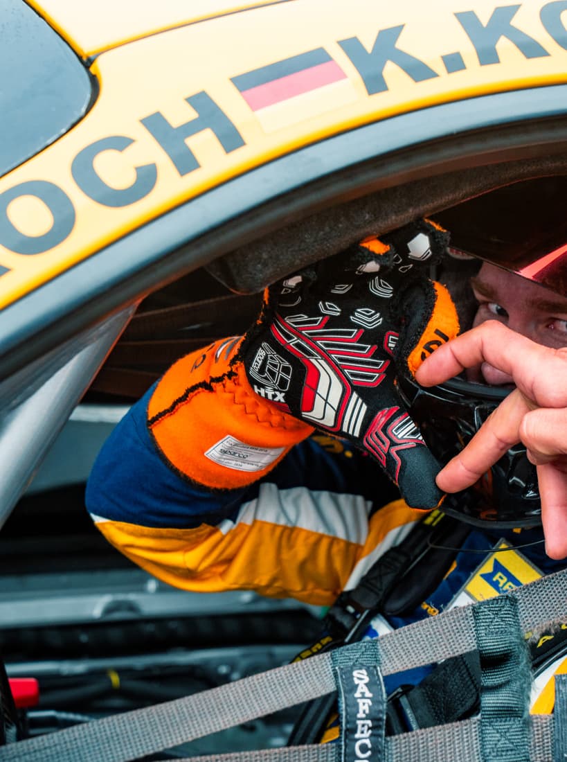 Fahrer von Smyrlis Racing im Rennoverall