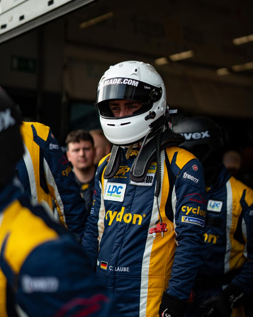 Porträt eines Smyrlis-Racing-Fahrers mit Helm
