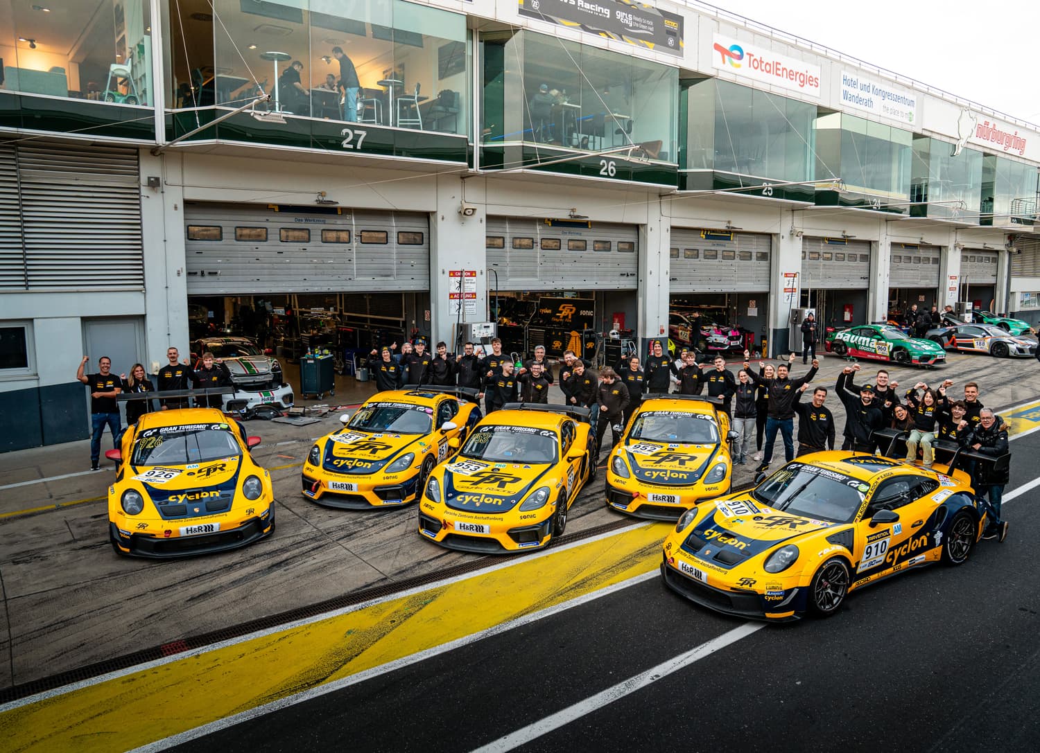 Rennfahrzeuge in der Boxengasse am Nürburgring