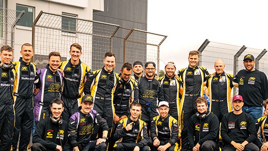 Team- und Fahrerfoto von Smyrlis Racing am ADAC-Nürburgring-Torbogen