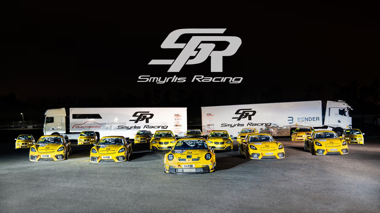 Fahrzeugflotte von Smyrlis Racing bei Nacht, Einzelporträt folgt