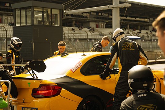 Renneinsatz-Fahrzeug von Smyrlis Racing auf der Strecke