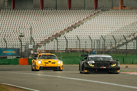 Renneinsatz-Fahrzeug von Smyrlis Racing auf der Strecke