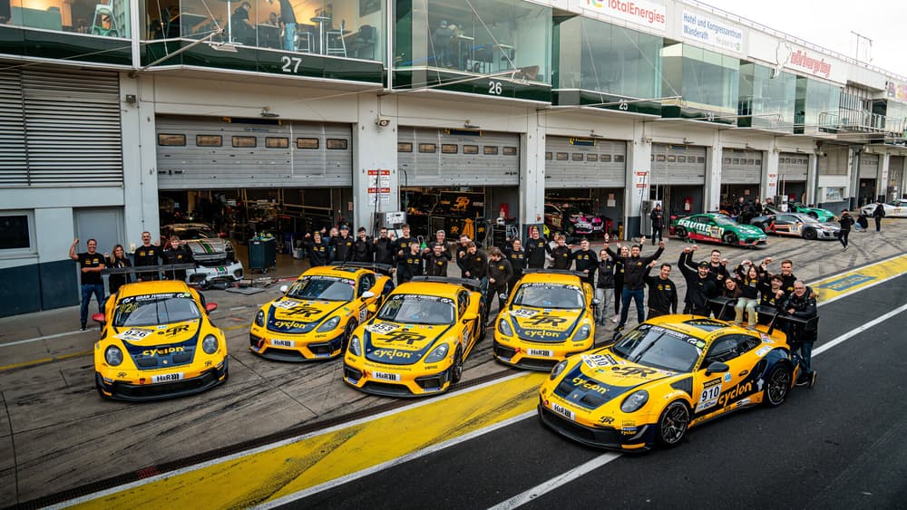 Die Fahrzeugflotte von Smyrlis Racing aufgereiht in der Boxengasse