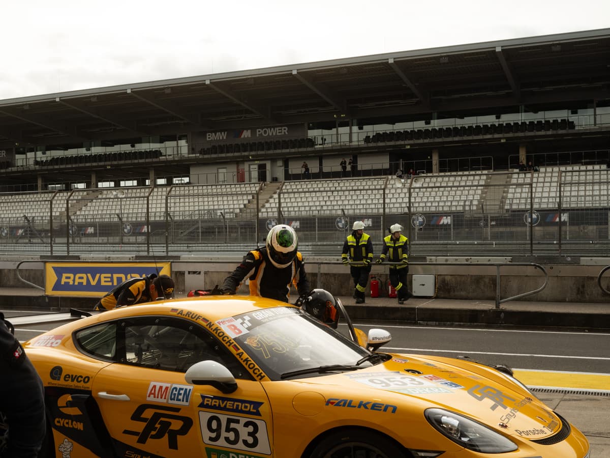 Porsche Cayman GT4 CS von Smyrlis Racing in der Boxengasse