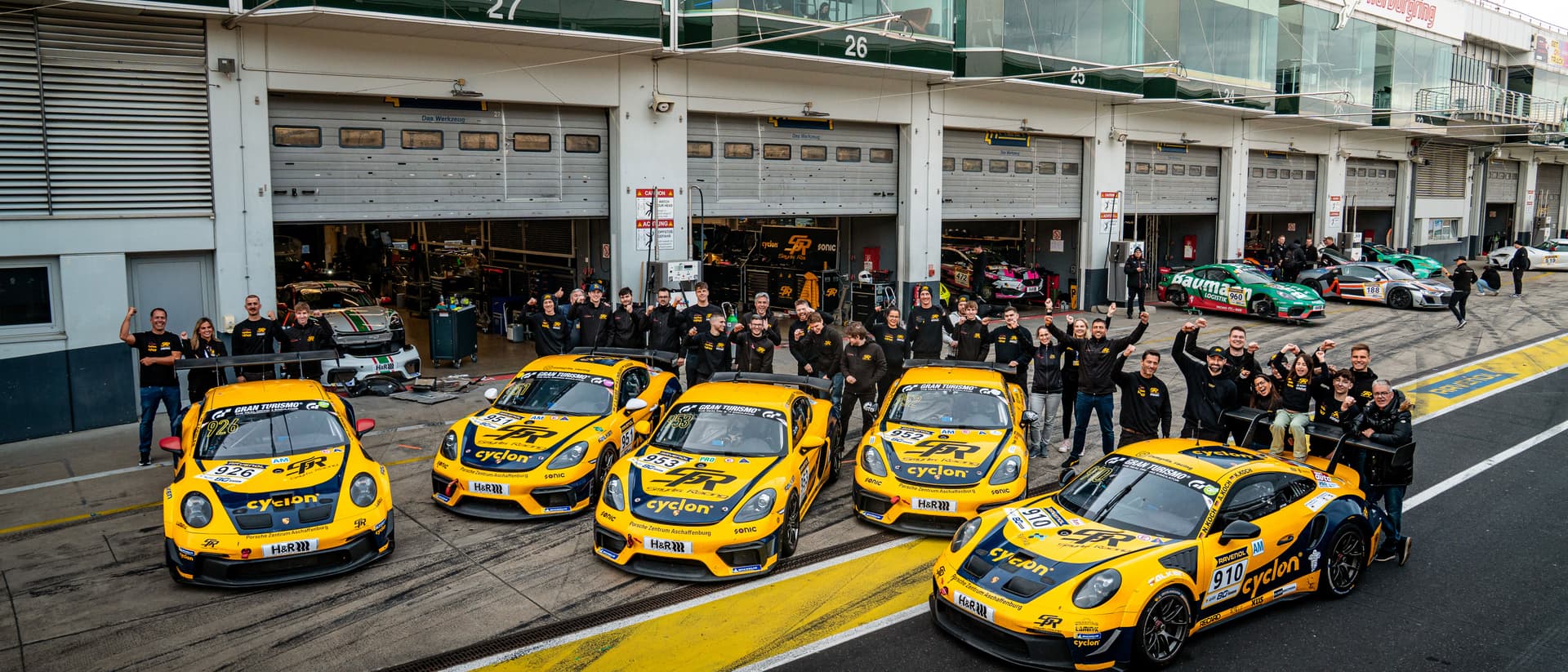 Das komplette Smyrlis-Racing-Team mit der Fahrzeugflotte in der Boxengasse