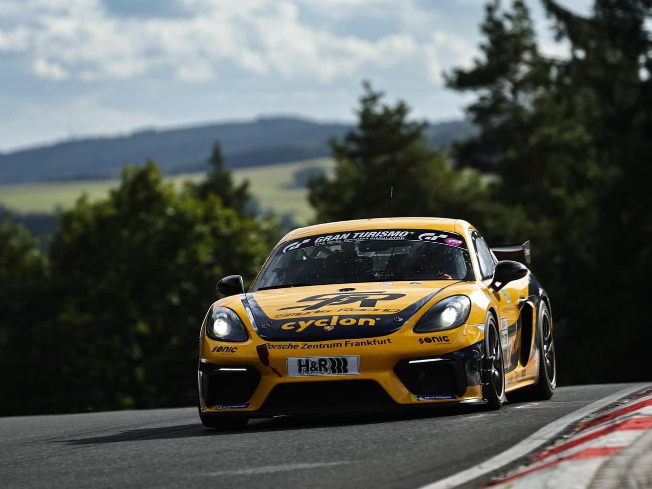 Porsche Cayman GT4 CS von Smyrlis Racing auf der Rennstrecke